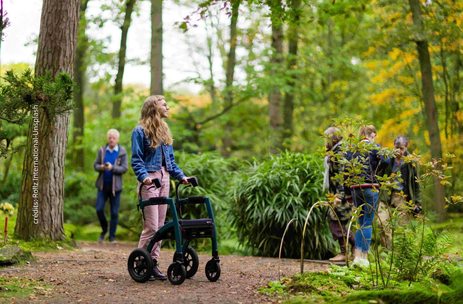 groupe en balade en forêt  avec handicap