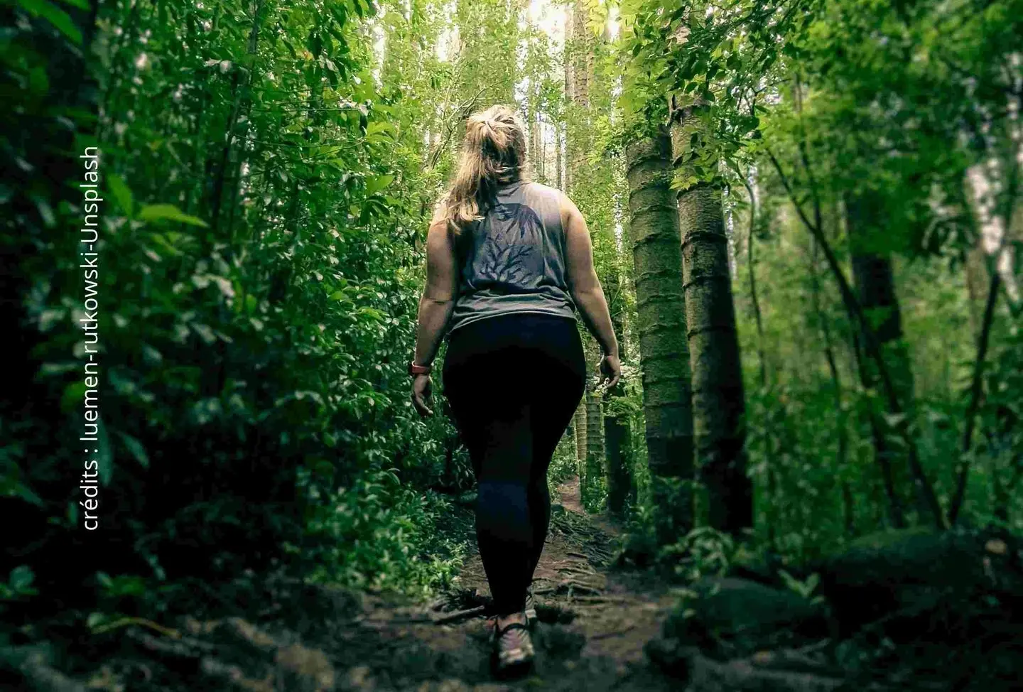 femme sur un chemin dans la forêt